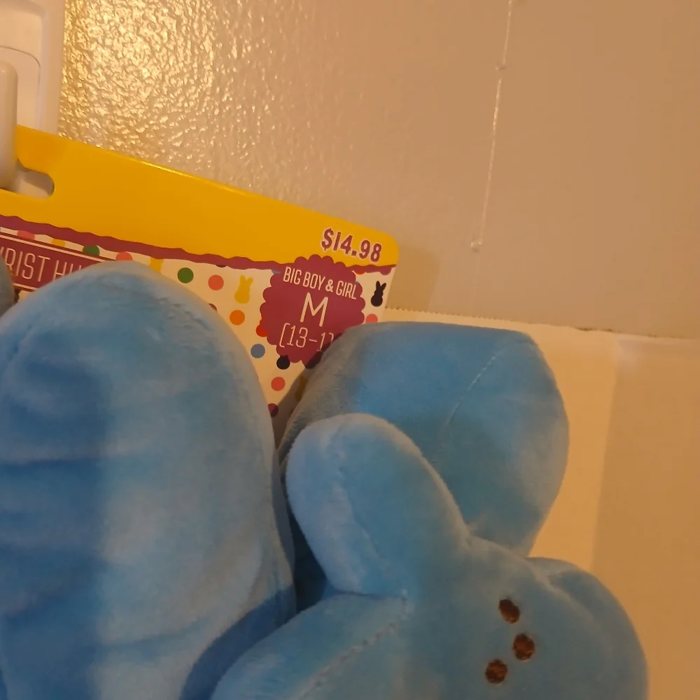 PEEPS SLIPPERS AND WRIST HUGGER BIG BOY AND GIRL SIZE‎ MEDIUM